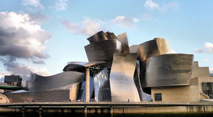 دانلود پاورپوینت تحلیل و بررسی موزه گوگنهایم بیلبائو(Guggenheim Museum Bilbao)