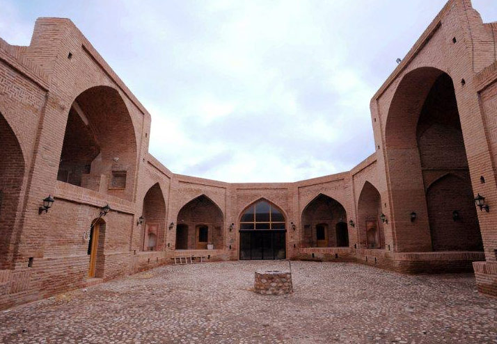 پاورپوینت کامل و جامع با عنوان معماری کاروانسراهای ایران در 42 اسلاید