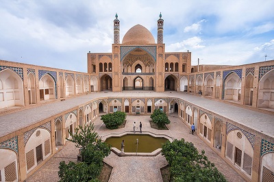 پاورپوینت کامل و جامع با عنوان مسجد و مدرسه آقابزرگ کاشان در 46 اسلاید