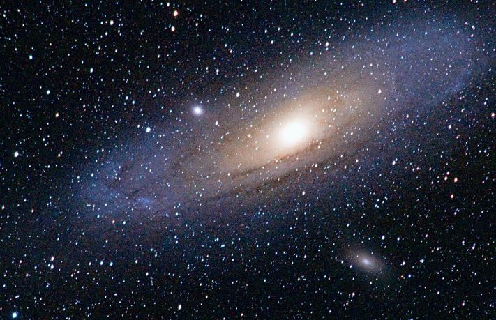 پاورپوینت کامل و جامع با عنوان بررسی کهکشان آندرومدا (زن بر زنجیر) در 23 اسلاید
