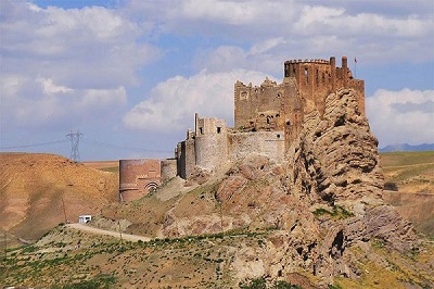 پاورپوینت کامل و جامع با عنوان بررسی قلعه الموت در 21 اسلاید