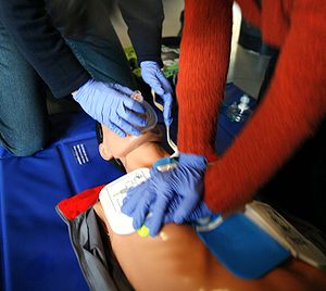 پاورپوینت کامل و جامع با عنوان بررسی احیای قلبی - ریوی یا CPR در 15 اسلاید