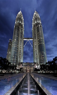 پاورپوینت کامل و جامع با عنوان بررسی برج های دوقلوی پتروناس مالزی در 22 اسلاید