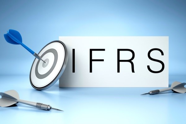 دانلود پاورپوینت پیامدهای اقتصادی پیاده‌سازی IFRS و واکنش‌های احتمالی بازار سرمایه