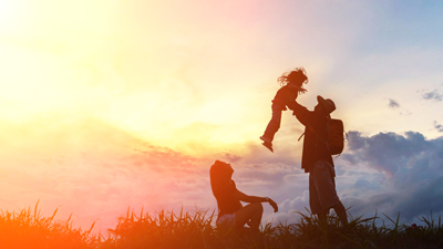 لایه باز وکتور خانواده شاد سه نفره مادر، پدر و فرزند در مقابل غروب خورشید