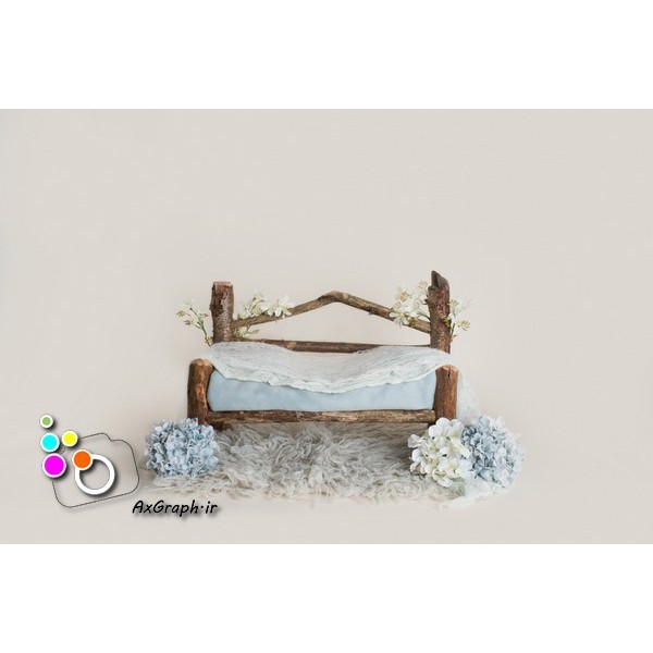 بک دراپ نوزاد تخت خواب چوب درختی و دسته گل آبی و سپید-کد 2066