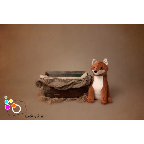 بک دراپ نوزاد روباه کنار جعبه چوبی-کد 2224