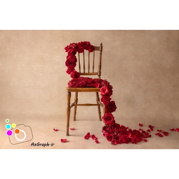 بک دراپ نوزاد صندلی چوبی و گل های لیلیوم و رز قرمز-کد 2440