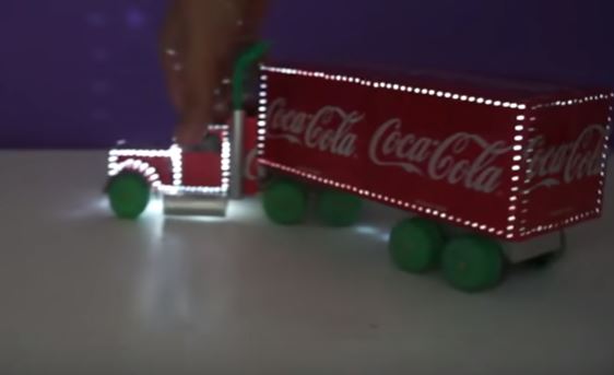 کلیپ چگونه یک کامیون کریسمس نورانی با چند قوطی بسازیم؟