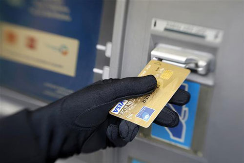بررسی روش های بکار گرفته شده به منظور تشخیص تقلب در کارت های اعتباری